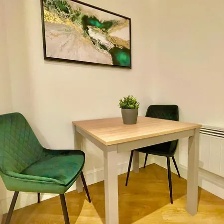Guestready - Sleek Stylish City Centre Apartment Sleep 6 Leeds (West Yorkshire)