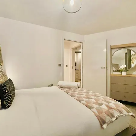 Guestready - Sleek Stylish City Centre Apartment Sleep 6 Leeds (West Yorkshire)